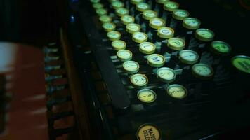 Clásico y retro antiguo tecnología máquina de escribir video