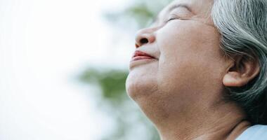 retrato de adulto asiático mujer sonriente con felicidad foto