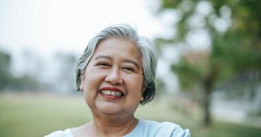 retrato de adulto asiático mujer sonriente con felicidad foto