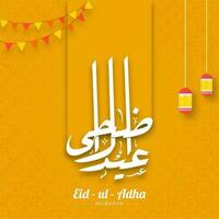 eid-ul-adha Mubarak caligrafía en Arábica idioma con colgando linternas y verderón banderas en amarillo islámico modelo antecedentes. vector