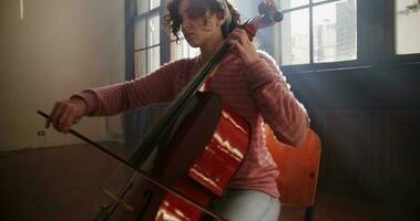 violoncelliste répéter dans salle de cours video