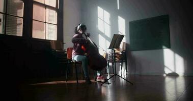 violoncelista ensayando en salón de clases video