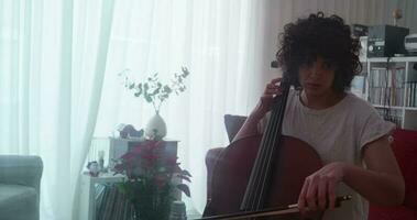 remoto violonchelo lección distancia aprendizaje video
