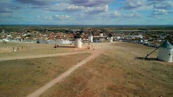 castilla la mancha väderkvarnar i Spanien från ovan video