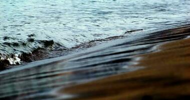 mar pedras e ondas de a costa video