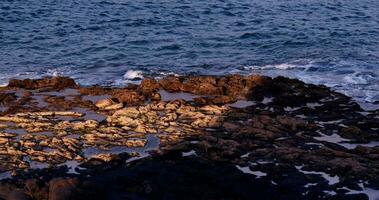 Meer Felsen und Wellen durch das Ufer video