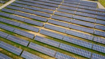 Haut vue sur photovoltaïque solaire Puissance panneaux. drone aérien vue de solaire panneaux système Puissance générateurs de Soleil. alternative énergie sources - le concept de durable ressources. video