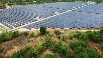 topo Visão em fotovoltaico solar poder painéis. zangão aéreo Visão do solar painéis sistema poder geradores a partir de Sol. alternativo energia fontes - a conceito do sustentável recursos. video