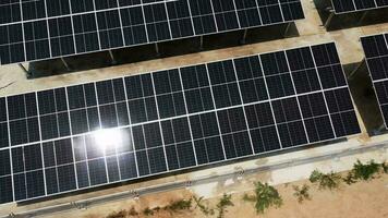 topp se på solceller sol- kraft paneler. Drönare antenn se av sol- paneler med vatten pumps, jordbruks Utrustning för bevattning nära floder från rena energi eller sol- energi. video