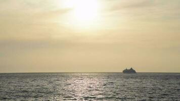 transatlántico a puesta de sol en un calma mar en un verano día. video