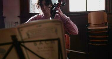 violoncelista ensayando en salón de clases video