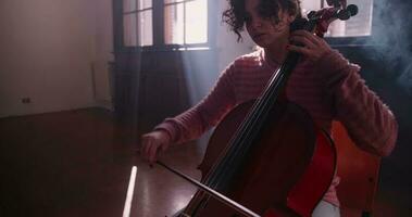 violoncelista ensayando en salón de clases video