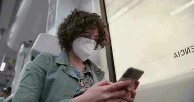 jovem mulher viajando em trem dentro cobiçado vezes video