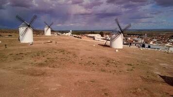 aéreo tiro do famoso Quixote moinhos de vento dentro Espanha video