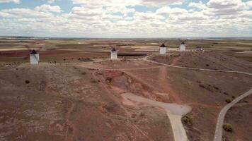 oud traditioneel windmolens in Castilla la mancha Spanje video