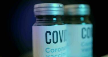 coronavírus covid-19 vacinas em exibição em uma comovente plataforma video