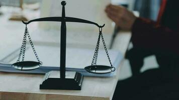 rättvisa och lag koncept.manlig domare i en rättssal med klubban, arbetar med, dator och dockningstangentbord, glasögon, på bordet i morgonljus video