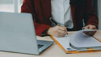 rättvisa och lag koncept.manlig domare i en rättssal med klubban, arbetar med, dator och dockningstangentbord, glasögon, på bordet i morgonljus video