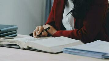 rättvisa och lag koncept.manlig domare i en rättssal med klubban, arbetar med, dator och dockningstangentbord, glasögon, på bordet i morgonljus video