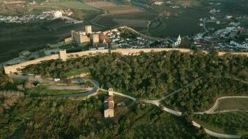 escénico ver a castillo de obidos en el cima de la colina y histórico pueblo en Portugal. - aéreo zumbido Disparo video