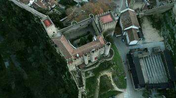 Antenne oben Aussicht von obidos Schloss und ummauert mittelalterlich Stadt, Dorf im zentral Portugal - - Antenne Orbit video