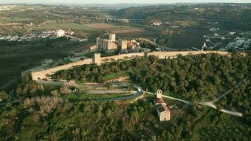 das Wände von das mittelalterlich Schloss Stadt, Dorf von obidos im Portugal auf ein sonnig Tag - - Antenne Drohne Schuss video