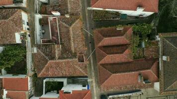 oben Aussicht von Weiß Häuser mit rot gefliest Dächer im obidos Dorf, Portugal - - Antenne Drohne Schuss video