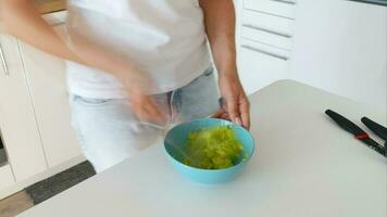 hora lapso de proceso molienda aguacate para Cocinando emparedados o guacamole video