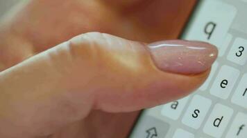 femelle mains dactylographie texte sur téléphone intelligent fermer. la communication concept video