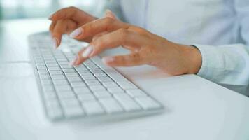 fêmea mãos digitando em uma computador teclado. conceito do controlo remoto trabalhos video