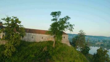 bunt heiß Luft Luftballons fliegen Über das mittelalterlich Schloss und See im das Morgen Nebel. wendig Flug. reisen, Abenteuer, Festival. video