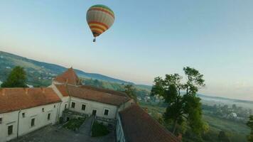 bunt heiß Luft Luftballons fliegen Über das mittelalterlich Schloss und See im das Morgen Nebel. wendig Flug. reisen, Abenteuer, Festival. video