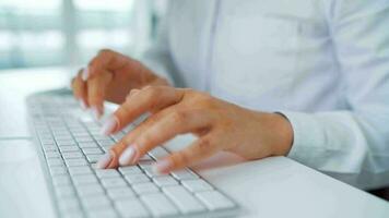 fêmea mãos digitando em uma computador teclado. conceito do controlo remoto trabalhos video