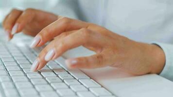 fêmea mãos digitando em uma computador teclado. conceito do controlo remoto trabalhos video