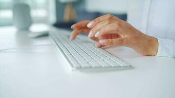 kvinna händer skriver på en dator tangentbord. begrepp av avlägsen arbete video