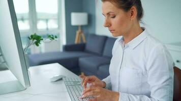 weiblich Hände Tippen auf ein Computer Klaviatur. Konzept von Fernbedienung Arbeit video