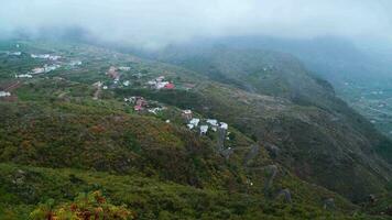 oppervlakte van de eiland van Tenerife - berg dorp, weg, laag wolken. kanarie eilanden, Spanje. antenne timelapse video