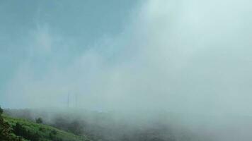 Antenne Zeitraffer zu das Oberfläche von das Insel von Tenerife - - Berg Dorf, Straße, niedrig Wolken. Kanarienvogel Inseln, Spanien video
