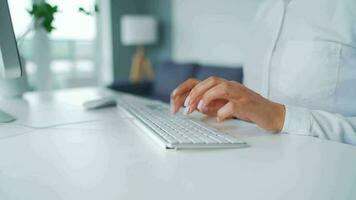 fêmea mãos digitando em uma computador teclado. conceito do controlo remoto trabalhos video