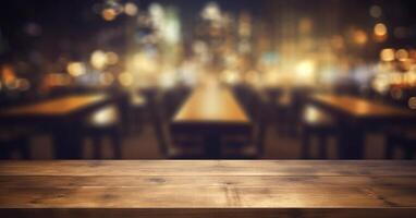 parte superior de de madera mesa con borroso bar restaurante antecedentes foto