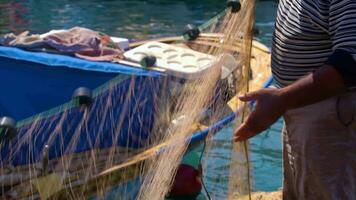 pescador removendo peixe apanhado dentro dele redes video