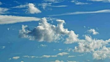 blauwe hemelachtergrond met wolken video