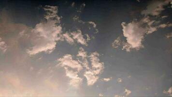 temps laps coucher de soleil des nuages flotte à travers une bleu ciel. video