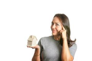 joven hermosa mujer soñando con un nuevo casa aislado en blanco antecedentes foto