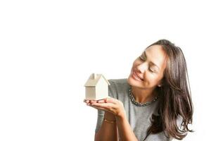 joven hermosa mujer soñando con un nuevo casa aislado en blanco antecedentes foto