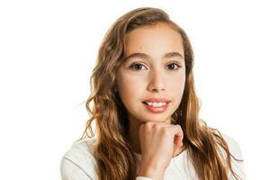 hermosa joven niña pensando o teniendo un idea aislado en blanco antecedentes foto