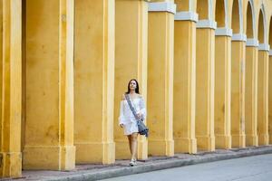 hermosa mujer caminando alrededor el amurallado ciudad en cartagena Delaware indios foto