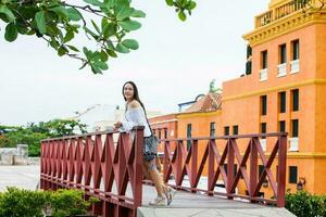 hermosa mujer en blanco vestir en pie solo a el paredes rodeando de el colonial ciudad de cartagena Delaware indios foto