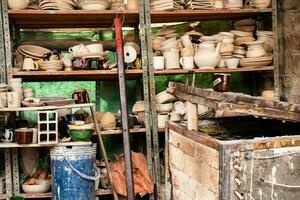 cerámica en el elaboración proceso a un tradicional fábrica a el pequeño ciudad de ráquira en Colombia foto