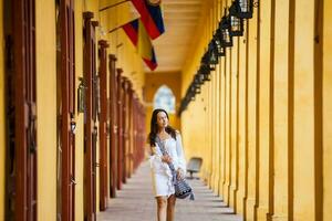 hermosa mujer caminando alrededor el amurallado ciudad en cartagena Delaware indios foto